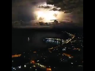 Mega tormenta elettrica cerca a Cozumel, México