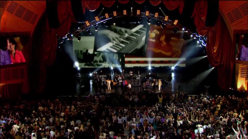 Paul McCartney, Ringo Starr — I Saw Her Standing There • (Radio City Music Hall, New York April 4, 2009)