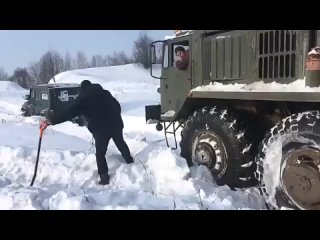 УАЗ тащит военный тягач МАЗ-537