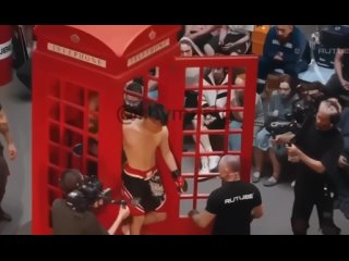 Боксерский бой в телефонной будке