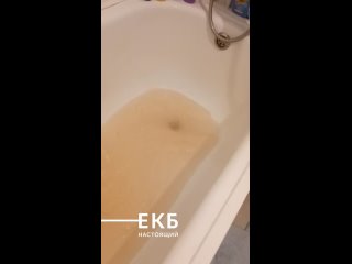 Вот такая вот грязная вода у жильцов ЖК Светлый. Автор видео даже сравнил ее с фантой.