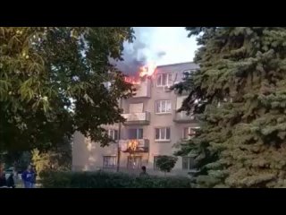 Очевидцы сняли на видео начало пожара на Донском и заблокированных на 4 этаже детей