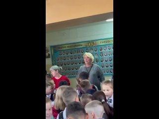 Сегодня в 10 школе не пускали детей в классы, всё из-за того что новый директор решила провести совещание, и приказала детей дер