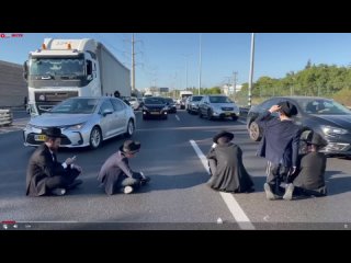 Ортодоксальные евреи перекрыли шоссе № 4 в час пик в защиту кошерных телефонов #Израиль #видео