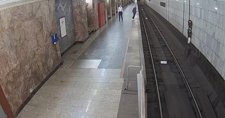 🔧Вот почему задерживались поезда: на Белорусской пассажир прыгнул на рельсы прямо перед прибывающим поездом
