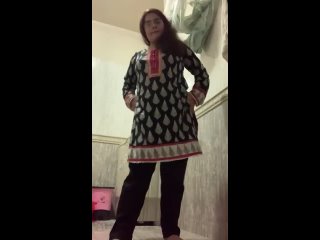 Pakistani beautiful bhabhi teasing (1).mp4