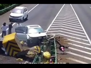 Китайская девушка залипла в мобиле во время движения и разложилась на шоссе.