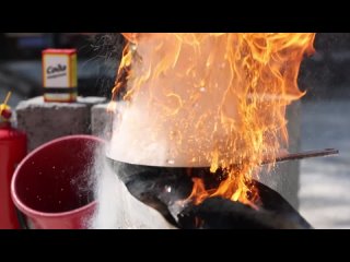 МЧС: Как тушить горящее на сковороде масло