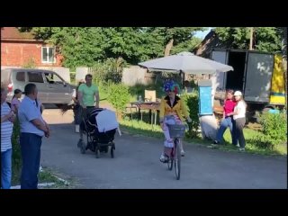 Двойняшки на велопараде в день села 2022