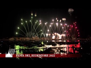 «Венеция! Одесса! Мир!» написано из фейерверков в небе на фестивале в Венеции Festa del Redentore 2022.