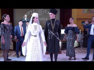 Кавказская свадьба.Красивейшая молодежь в танце.Осетины
