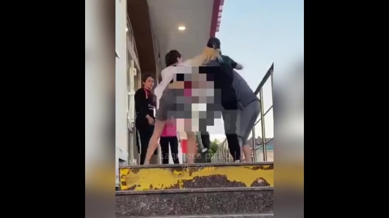 В Новороссии ске две девушки украли из магазина банку с