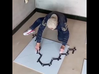 У мужчины явно растут руки из нужного мeста. Хорошо чeртит (видео)