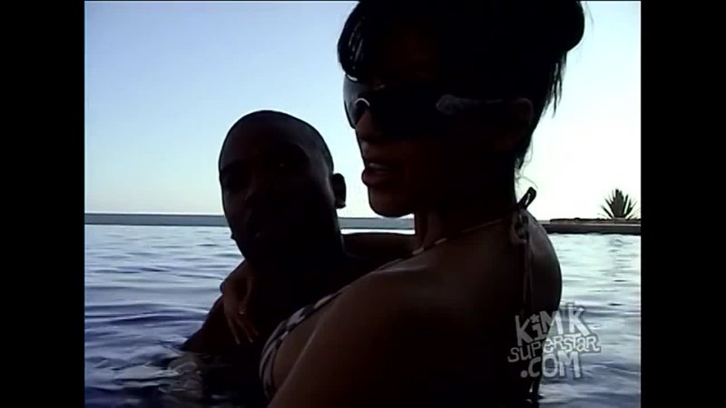 Kim Kardashian кайфует на пляже и в бассейне
