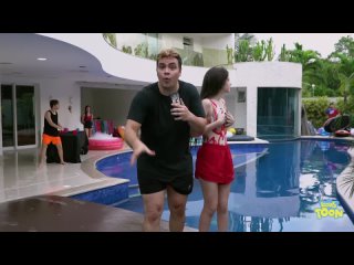 LUCCAS NETO - LUCCAS TOON - LUCCAS NETO BRINCA NA PISCINA COM SEUS AMIGOS