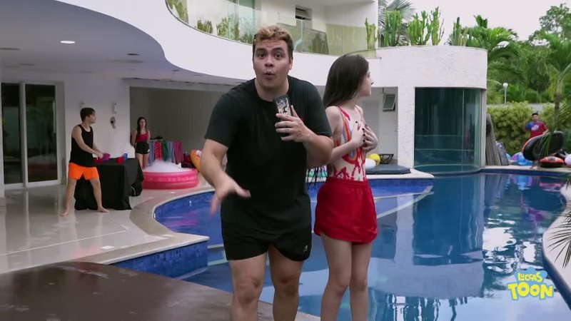 LUCCAS NETO LUCCAS TOON LUCCAS NETO BRINCA NA PISCINA COM SEUS