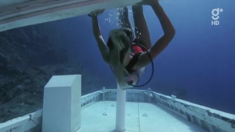 Sexy Swimsuit Scuba Diver Woman kill other Diver