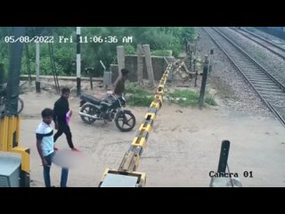 Необычный инцидент на железнодорожном переезде в Индии