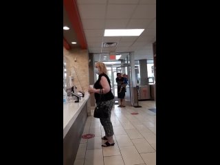 Медицинский работник в Burger King желает детям этого мужчины смерти за то, что он не надел маску