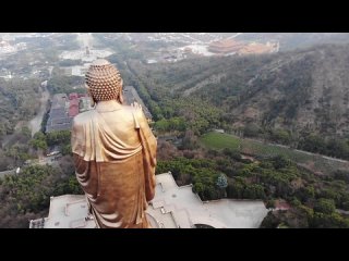 Вторая самая высокая в мире статуя. Весенний храм Будда, Китай