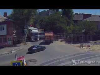 Появилось видео момента столкновения трех грузовиков на улице Буденновской