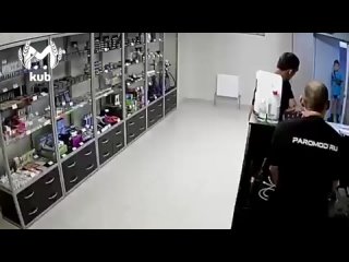 Мальчик на роликах обокрал магазин электронок на Музыкальном