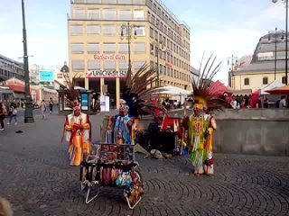 Чуваки в перьях, Прага уличные артисты