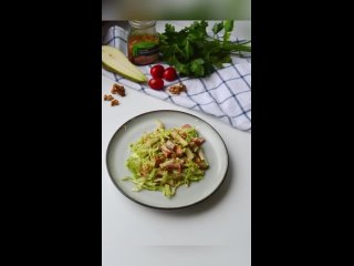 Салат с копчёной курицей и грушей