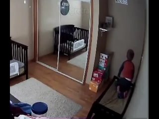 Мать попыталась использовать микрофон своей видеокамеры, и сломала ребёнку психику