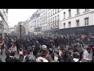 France: La police utilise des gaz lacrymogènes pour disperser une marche