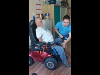 Слепой помогает инвалиду-колясочнику / ВДЦ “Орлёнок“