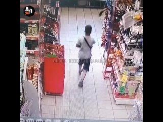 Мужчины убегают из магазина - Саранск