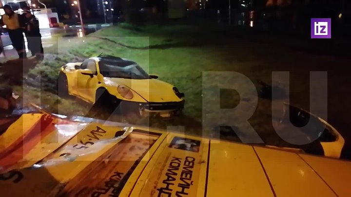 Водитель дорогущего Porsche 911 не справился с управлением и вылетел с дороги, врезавшись прямо в табло заправки на улице Суздальская в московском районе Новокосино.