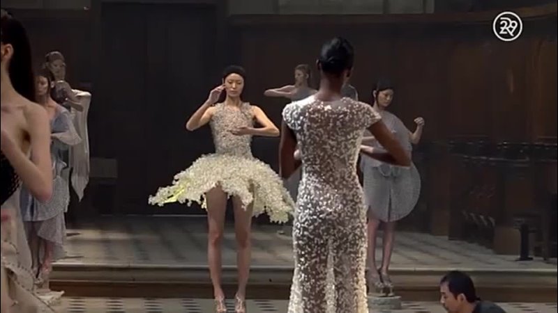 Платье из жидкого силикона Iris van Herpen, 3 D одежда из