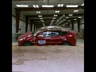 Видео с краш-тестом Tesla Model X. Интересное зрелище.