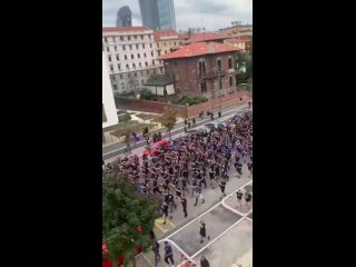 Фанаты Динамо Загреб из Хорватии гуляют по улицам Милана, исполняя нацистские салюты.