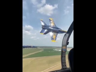 На этом видео показан один из трюков высшего пилотажа, который показывают американские пилоты во время показательных выступлений