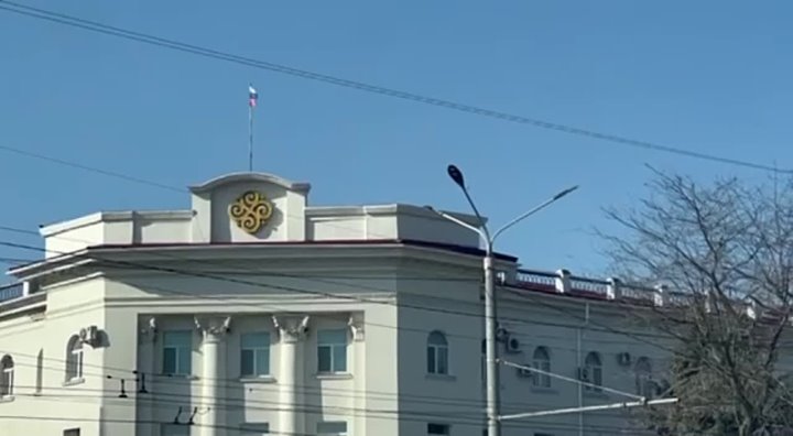 Со здания администрации Херсона пропал российский флаг.