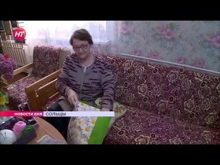 Жительницы Сольцов вяжут шерстяные вещи для призванных граждан