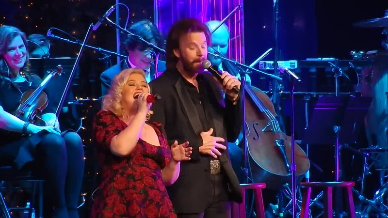 Kelly Clarkson Ronnie Dunn Baby Its Cold Outside ( Live at Miracle On