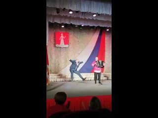 Глава Манского района танцует на сцене