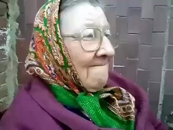 Бабка 3 видео. Амахасла бабка. Смешное видео про старушек на панели. Бабушка насрет на серого бабуля насрала.