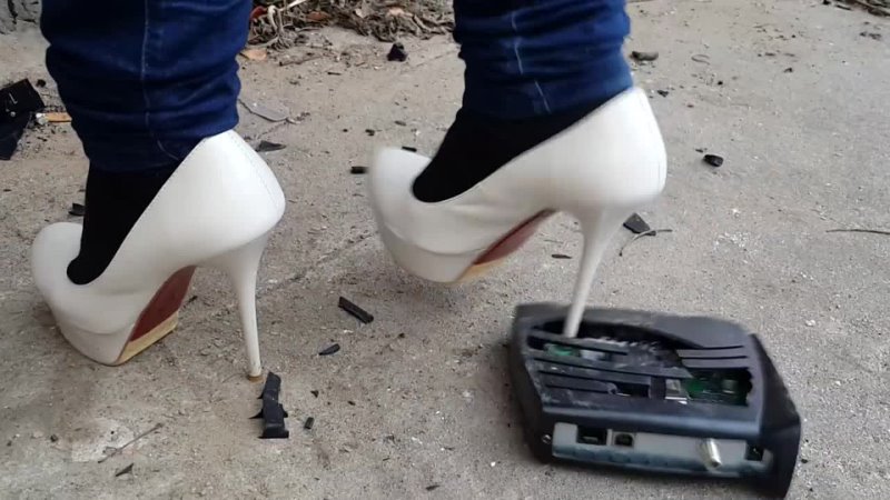 White high heels crush router, Ломает роутер в белых туфлях на высоком