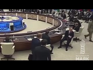 Путин на ШОС минуту нервно протирает руки салфеткой