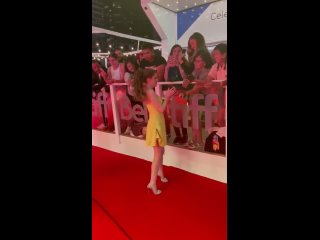Анна Кендрик с удовольствием делает селфи с фанатами на кинофестивале в Торонто