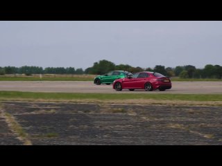 [carwow Русская версия] Alfa Giulia GTA против Quadrifoglio: ГОНКА