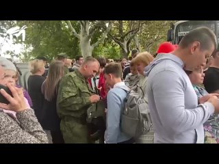 С площади Нахимова провожают призванных на военную службу севастопольцев и крымчан