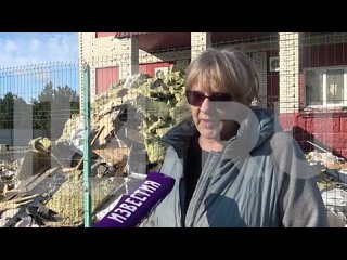 Жительница Энергодара Татьяна Корнейчук разбирает завалы на месте разрушенной в результате ВСУ гостиницы Алиса. Именно она пер