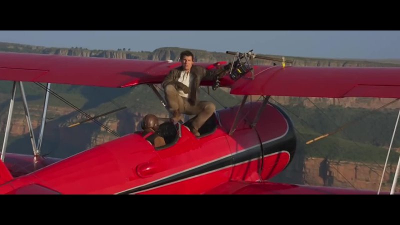 Том Круз обратился к поклонникам, сидя на крыле летящего самолета