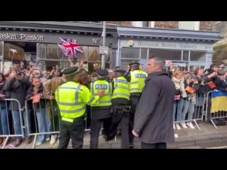 Un manifestante lanza huevos al rey Carlos y la reina consorte durante un paseo en York